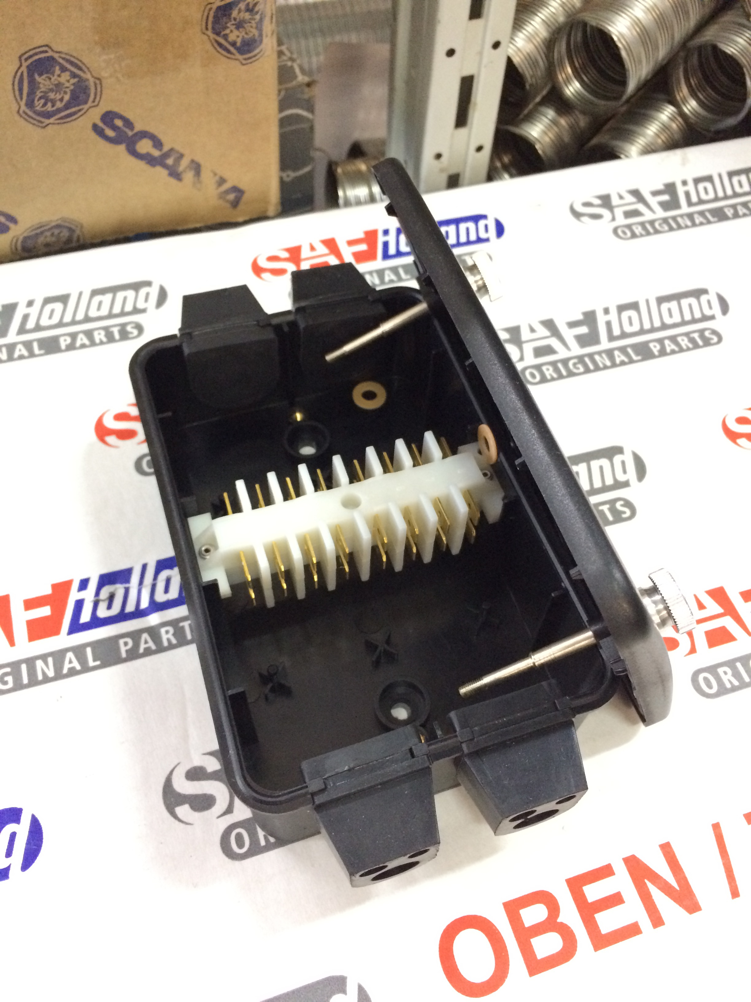 Коробка электр. распред. 4вых. 16 конт. 133x105x42 - HELLA/BEHR/8KV004259-031